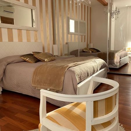 Palazzo Teatro Vecchio-Holiday Suites Сало Екстер'єр фото