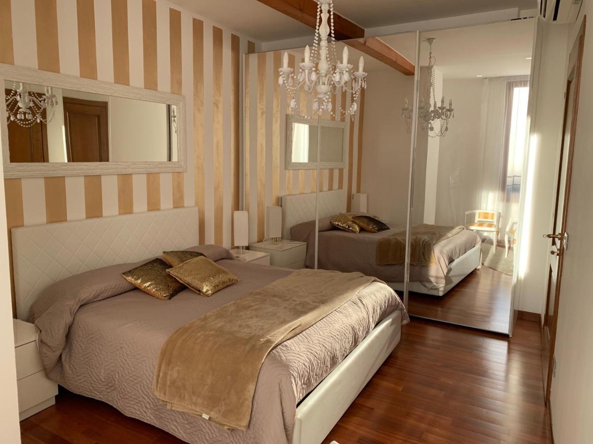 Palazzo Teatro Vecchio-Holiday Suites Сало Екстер'єр фото