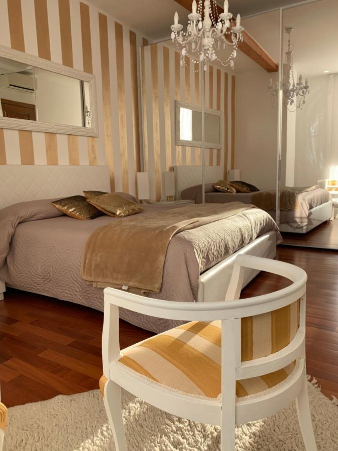 Palazzo Teatro Vecchio-Holiday Suites Сало Екстер'єр фото