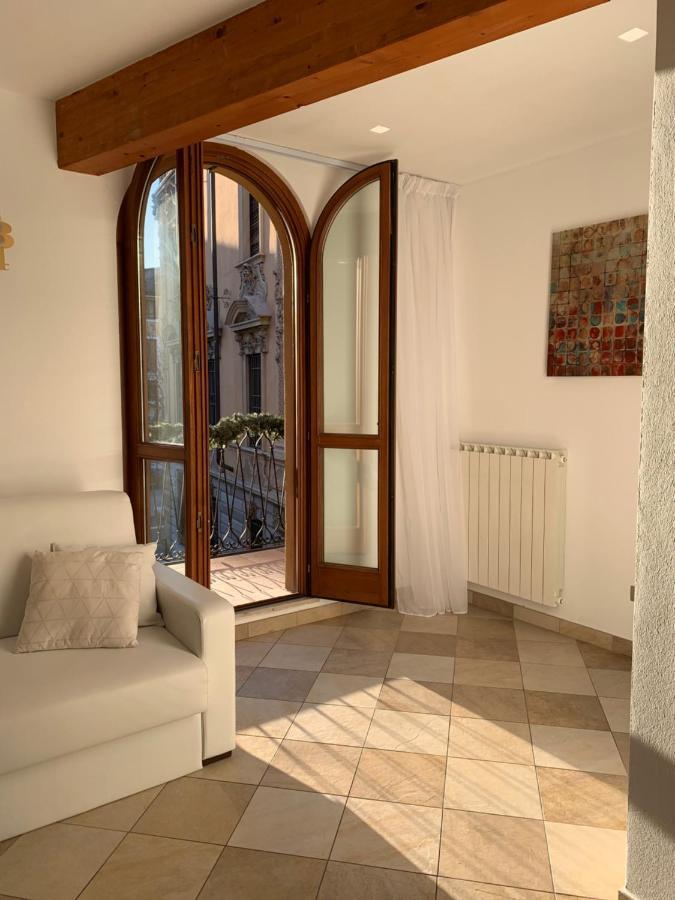 Palazzo Teatro Vecchio-Holiday Suites Сало Екстер'єр фото