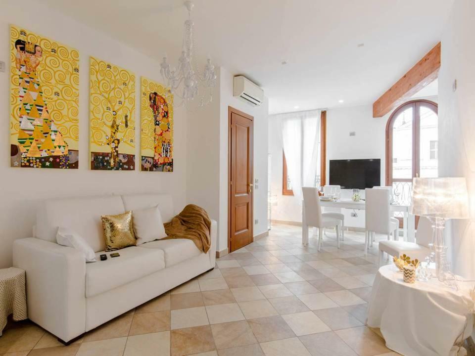 Palazzo Teatro Vecchio-Holiday Suites Сало Екстер'єр фото