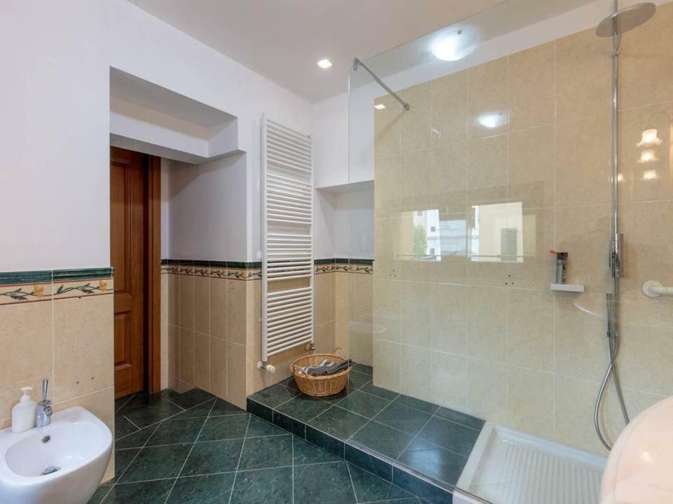 Palazzo Teatro Vecchio-Holiday Suites Сало Екстер'єр фото
