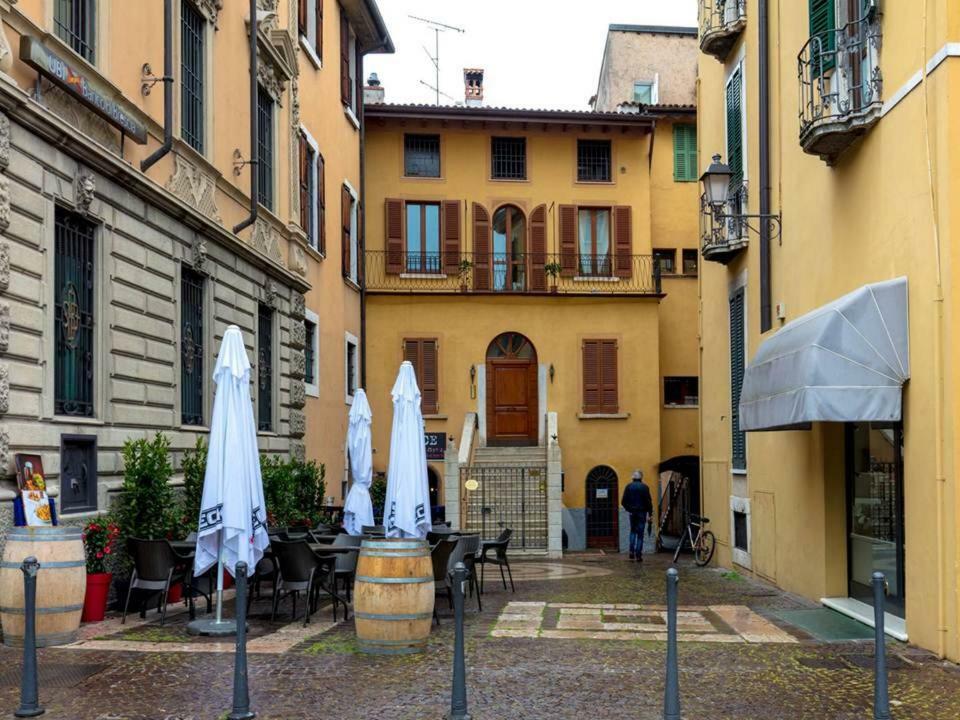 Palazzo Teatro Vecchio-Holiday Suites Сало Екстер'єр фото