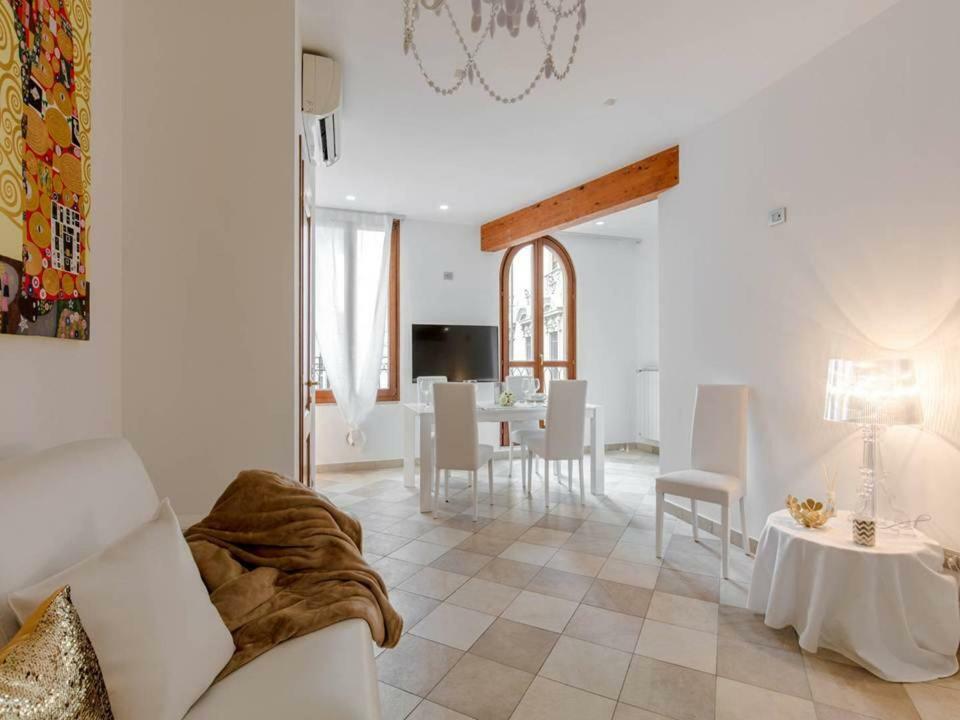 Palazzo Teatro Vecchio-Holiday Suites Сало Екстер'єр фото