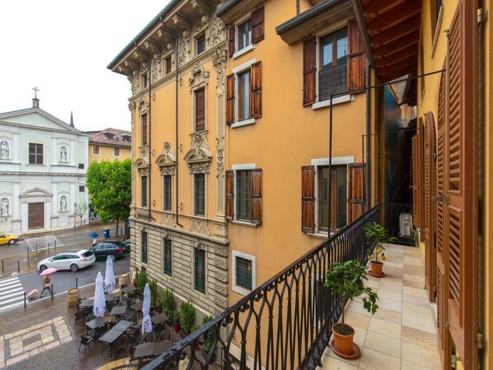 Palazzo Teatro Vecchio-Holiday Suites Сало Екстер'єр фото