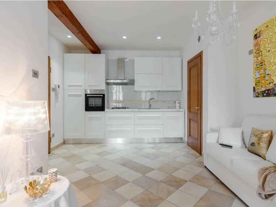 Palazzo Teatro Vecchio-Holiday Suites Сало Екстер'єр фото
