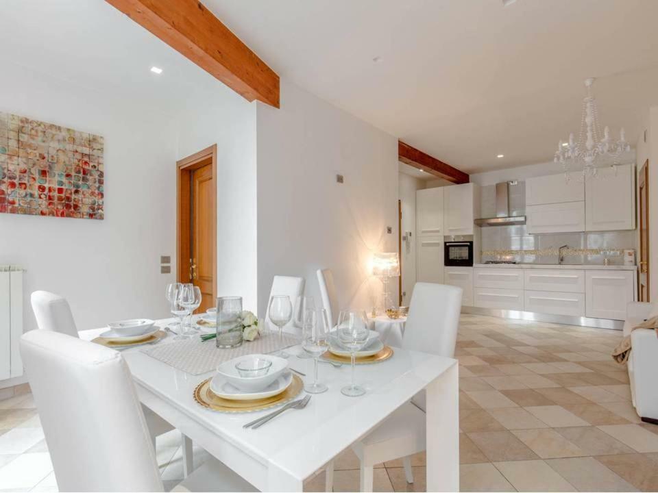 Palazzo Teatro Vecchio-Holiday Suites Сало Екстер'єр фото