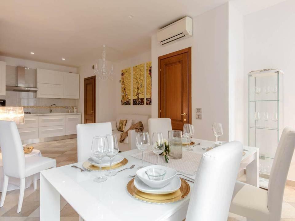 Palazzo Teatro Vecchio-Holiday Suites Сало Екстер'єр фото