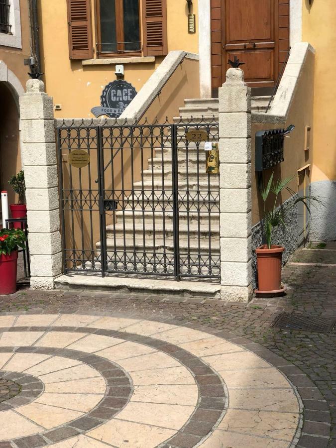 Palazzo Teatro Vecchio-Holiday Suites Сало Екстер'єр фото